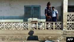 Un policier pend en photo d'une urne détruite au bureau de vote de Hankounou, Comores, le 30 juillet 2018.