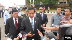 Presiden Joko Widodo saat memberikan keterangan kepada wartawan di Lanud Halim Perdanakusuma, Jakarta. (Foto: Dok)