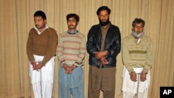 Warga Pakistan yang diduga sebagai fasilitator serangan maut di universitas diperlihatkan kepada media, di Peshawar, Pakistan, 23 Januari 2016.