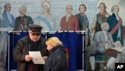 2024年3月16日，星期六，俄罗斯圣彼得堡举行总统选举，人们在一所学校的投票站检查选票。