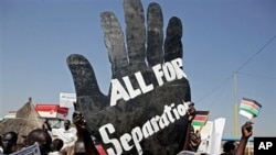 Pro-separation activists rallying outside Juba airport in southern Sudan where Sudanese President Omar al-Bashir arrives, 04 Jan 2011