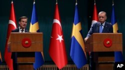 Presiden Turki Recep Tayyip Erdogan (kanan) dan Perdana Menteri Swedia Ulf Kristersson berbicara kepada awak media setelah melangsungkan pertemuan di Ankara, Turki, pada 8 November 2022. (Foto: AP/Burhan Ozbilici)