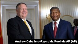 Mike Pompeo, secretário de Estado americano (esq) e João Lourenço, Presidente de Angola, no palácio Presidencial em Luanda. 17 fev 2020