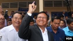 លោក កឹម សុខា ប្រធានគណបក្សសង្គ្រោះជាតិ នៅឯការិយាល័យបោះឆ្នោតក្នុងសាលាបឋមសិក្សា ចាក់អង្រែលើ ខណ្ឌមានជ័យ កាលពីថ្ងៃអាទិត្យ ទី៤ ខែមិថុនា ឆ្នាំ២០១៧ អំឡុងការបោះឆ្នោតឃុំសង្កាត់អាណត្តិទី៤។ (អូន ឆេងប៉រ/VOA)