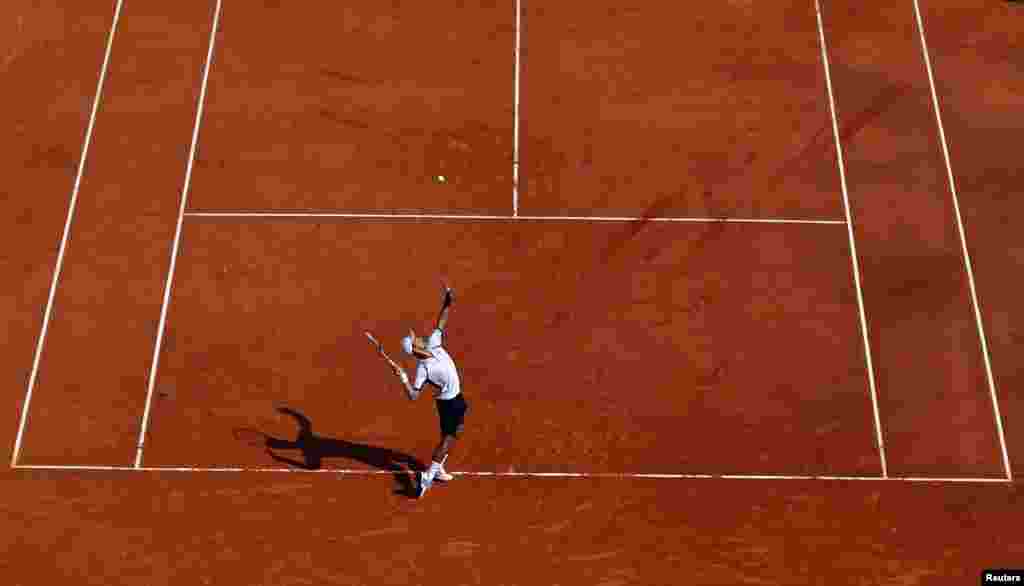 Petenis Novak Djokovic melakukan servis melawan Juan Monaco dari Argentina dalam turnamen Monte Carlo Masters di Monaco.