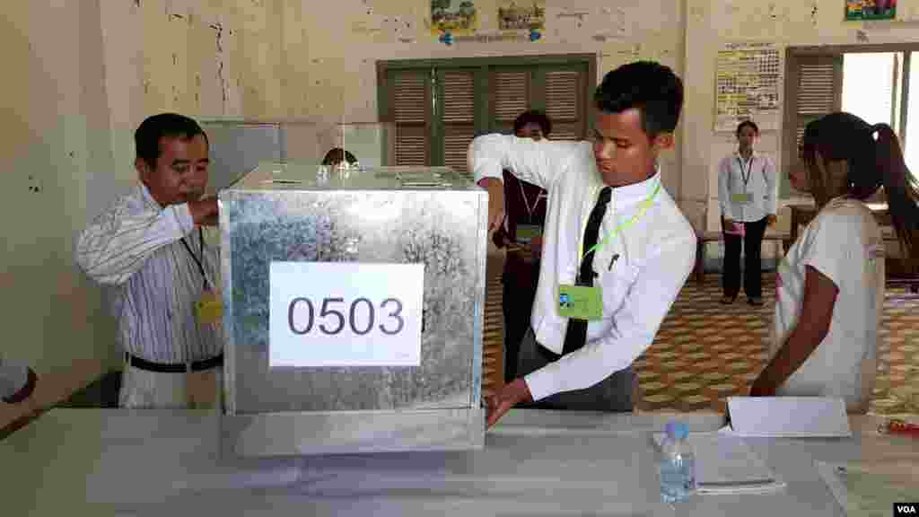 ក្រុម​មន្ត្រី​រៀបចំ​ការ​បោះឆ្នោត បាន​ប្រមូល និង​រាប់​សន្លឹក​ឆ្នោត នៅ​ការិយាល័យ​បោះឆ្នោតក្នុង​សាលា​បឋមសិក្សា​ស្លាកែត នៅ​ថ្ងៃ​ទី៤ ខែ​មិថុនា ឆ្នាំ២០១៧។ (អ៊ិត សូធឿត/VOA)