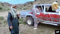 Imagen de un video filmado por los talibanes cuando entregaron al sargento Bowe Bergdahl.