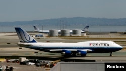 Chuyến bay của United Airlines 998 chở hai hành khách này từ Brussels đáp xuống phi trường Quốc tế Liberty tại Newark.