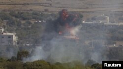 Asap mengepul akibat pertempuran di Dataran Tinggi Golan yang dikuasai Suriah (foto: dok). Ledakan dua buah bom mobil di wilayah ini menewaskan 8 orang, Jumat 25/1. 