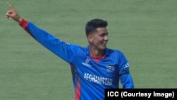 مجیب تېرکال د انګلنډ د همشایر کرکټ په کلپ کې لوبه کوله