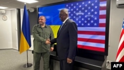 Ілюстративне фото. Міністр оборони України Рустем Умєров і міністр оборони США Ллойд Остін під час зустрічі у Києві, 20 листопада 2023. Photo by W.G. DUNLOP / POOL / AFP