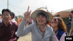 A striking garment worker gestures in Phnom Penh, Jan. 2, 2014. (VOA Khmer)