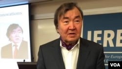 O'ljas Sulaymonov, qozoq shoiri, yozuvchisi va diplomati, Vashington, 6-noyabr, 2013-yil