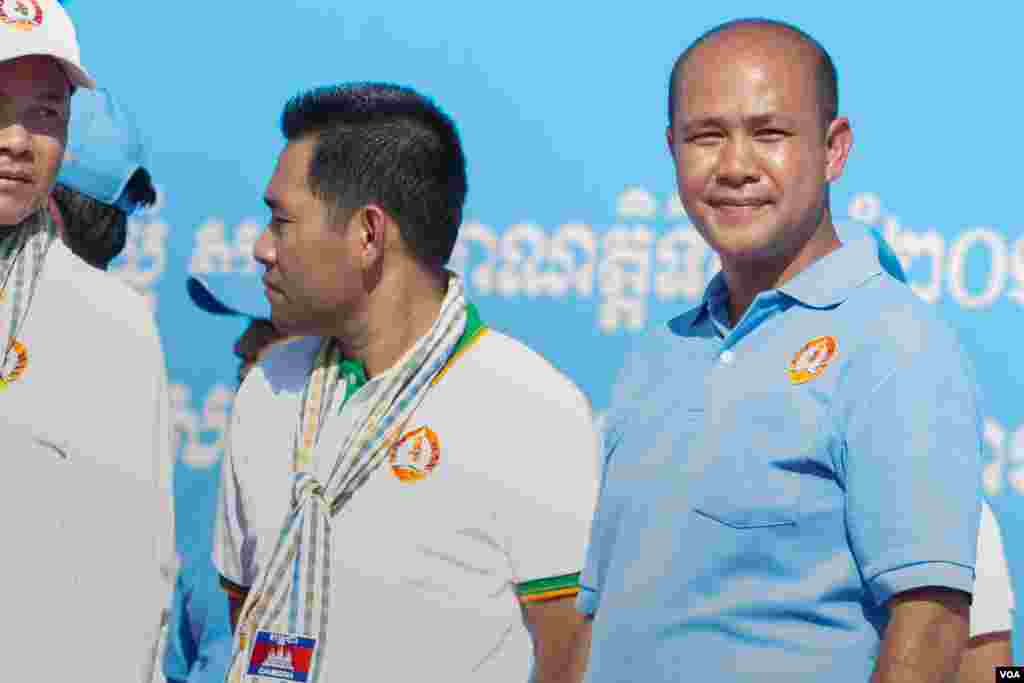 លោក​ ហ៊ុន មានី​ កូន​ប្រុស​ពៅ​របស់​លោក​នាយក​រដ្ឋមន្ត្រី​ ​ហ៊ុន សែន​​ ឈរនៅ​លើ​ឆាក​ឃោសនា​បោះ​ឆ្នោត​របស់​គណបក្ស​​ ខណៈ​ដែល​ឪពុក​របស់​លោក​កំពុង​ថ្លែង​សុន្ទរកថា​ទៅ​កាន់​អ្នក​គាំទ្រ​គណបក្ស​កាន់​អំណាច​ជា​ច្រើន​ពាន់​នាក់។​ (នៅ វណ្ណារិន/VOA)