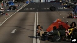 និស្សិត​បាតុករ​ដែល​ជា​អ្នកគាំទ្រ​លិទ្ធិ​ប្រជាធិបតេយ្យ​ជាច្រើន​អង្គុយ​នៅ​គៀន​ផ្លូវ​ ក្នុង​តំបន់​ដែល​ត្រូវ​បាន​កានកាប់ ជុំវិញ​អគារ​រដ្ឋាភិបាល​ក្នុង​ទីក្រុង​ហុងកុង​នៅ​ថ្ងៃទី០៦ ខែតុលា ឆ្នាំ២០១៤។