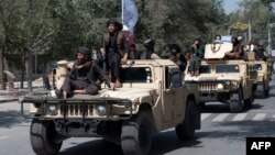 Kobuldagi tadbirlarda toliblar Amerikadan qolgan harbiy vositalarni ko'z-ko'z qilib turadi 