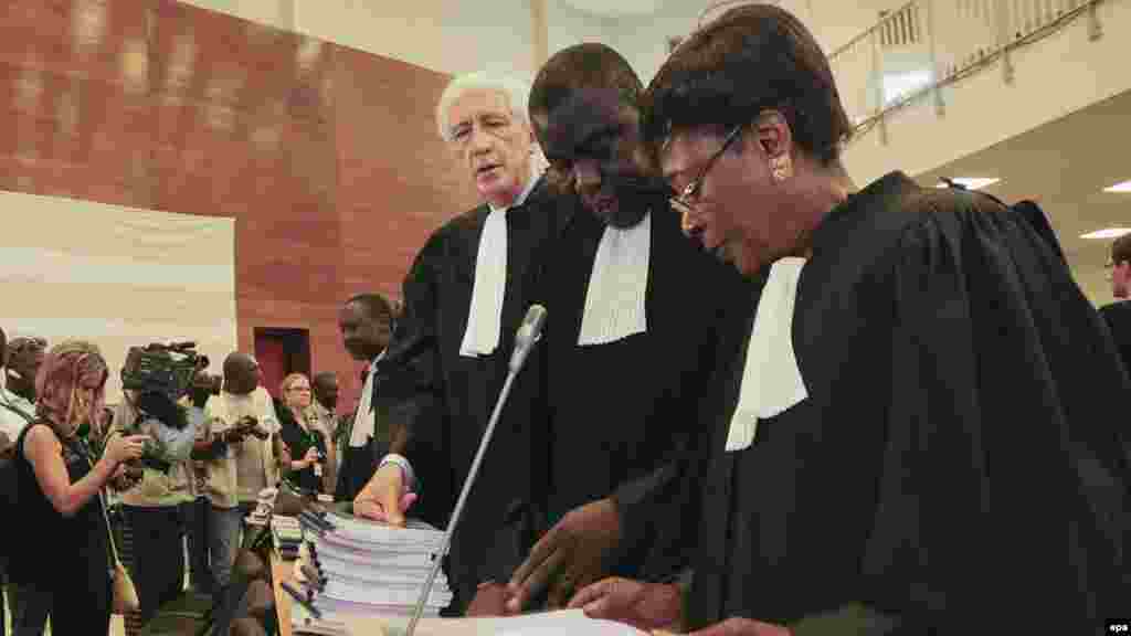 Les avocats des victimes assistent au procès de l'ancien président tchadien Hissène Habré au Palais de Justice à Dakar, le 20 juillet 2015.