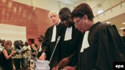 Les avocats des victimes attentent le procès de l'ancien leader tchadien au palais de Justice à Dakar le 20 juillet 2015.