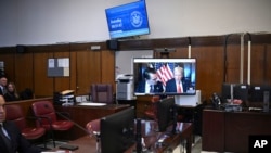 ম্যানহাটানের আদালত কক্ষে ভিডিওর মাধ্যমে তথ্য গোপন করতে অর্থ প্রদানের অভিযোগে তাঁর বিরুদ্ধে আদালতের রায় শুনছেন। নিউ ইয়র্ক, ১০ জানুয়ারি,২০২৫।