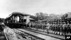 Теодор Рузвельт (в белом, на поезде) на стройке канала, ноябрь 1906 года