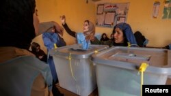 Phụ nữ Afghanistan đi bỏ phiếu trong cuộc bầu cử tổng thống tại Mazar-i-sharif, ngày 5/4/2014.