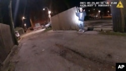 Ova slika s video zapisa kamere na tijelu, policijske uprave Chicaga prikazuje trenutak prije nego što je policajac iz Chicaga Eric Stillman ubio Adama Toleda, 13, 29. ožujka 2021. u Chicagu. (Policijska uprava u Chicagu putem AP-a)