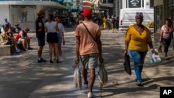 ARCHIVO - Un hombre transporta pescado recién pescado por La Habana, Cuba, el 6 de diciembre de 2025.