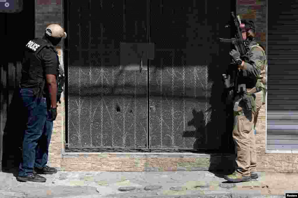  د امریکا د کورني امنیت مامورین د پورتوریکو په سن خوان ښار کې په بې اسناده کډوالو پسې ګرځي 