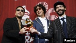 ARCHIVO - La banda musical venezolana Rawayana posa con su premio Latin Grammy a la mejor canción pop, "Feriado", en Miami, Estados Unidos, el 14 de noviembre de 2024.