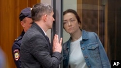 Alsu Kurmasheva, editora del servicio Tatar-Bashkir de Radio Free Europe/Radio Liberty, financiado por el gobierno de Estados Unidos, escucha a su abogado durante una audiencia judicial en Kazán, Rusia, el viernes 31 de mayo de 2024. 