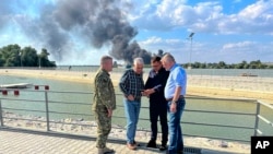 罗马尼亚国防部长蒂瓦尔（左二）视察乌克兰边境地区。（2023年9月6日）