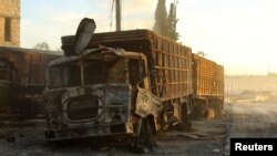 Truk bantuan darurat yang hancur pasca serangan di kota Urm al-Kubra, sebelah barat kota Aleppo, Suriah, 20 September 2016 (REUTERS/Ammar Abdullah)