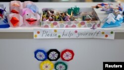 Berbagai ragam bentuk seni melipat kertas tradisional Jepang, origami menyambut para awak media asing di Olympic Pres Center Olimpiade Tokyo 2020 di Tokyo, Jepang, 16 Juli 2021. (REUTERS/Kai Pfaffenbach)