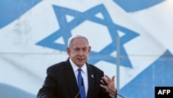 ARCHIVO: El primer ministro israelí, Benjamín Netanyahu, pronuncia un discurso en una base aérea el 5 de julio de 2023.