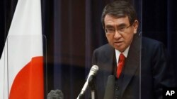 Menteri Urusan Vaksin Jepang, Taro Kono, dalam konferensi pers di Tokyo, 16 Februari 2021. 