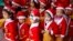 Trẻ em trong trang phục ông già Noel xếp hàng tại một trường mầm non ở Hà Nội.