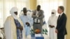 Le secrétaire d'État américain Antony Blinken, à droite, rencontre des chefs traditionnels et des responsables nigériens à Niamey.