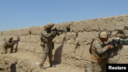 Pasukan keamanan Afghanistan mengambil posisi selama pertempuran dengan Taliban di provinsi Kunduz, Afghanistan 1 September 2019. (Foto: Reuters)