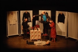 A scene from the play Beru (Twitter @nazmikaraman)
