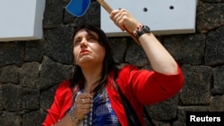 Una mujer reza mientras los activistas contra el aborto se manifiestan frente a la Corte Interamericana de Derechos Humanos. REUTERS/Mayela López