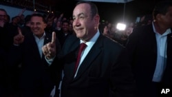 Alejandro Giammattei, calon presiden dari Partai Vamos, tiba di markas kampanyenya pada hari pemungutan suara di Guatemala City, Minggu, 16 Juni 2019.