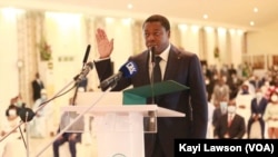 Faure Gnassingbé prêtant serment à Lomé, 3 mai 2020. (VOA/Kayi Lawson)
